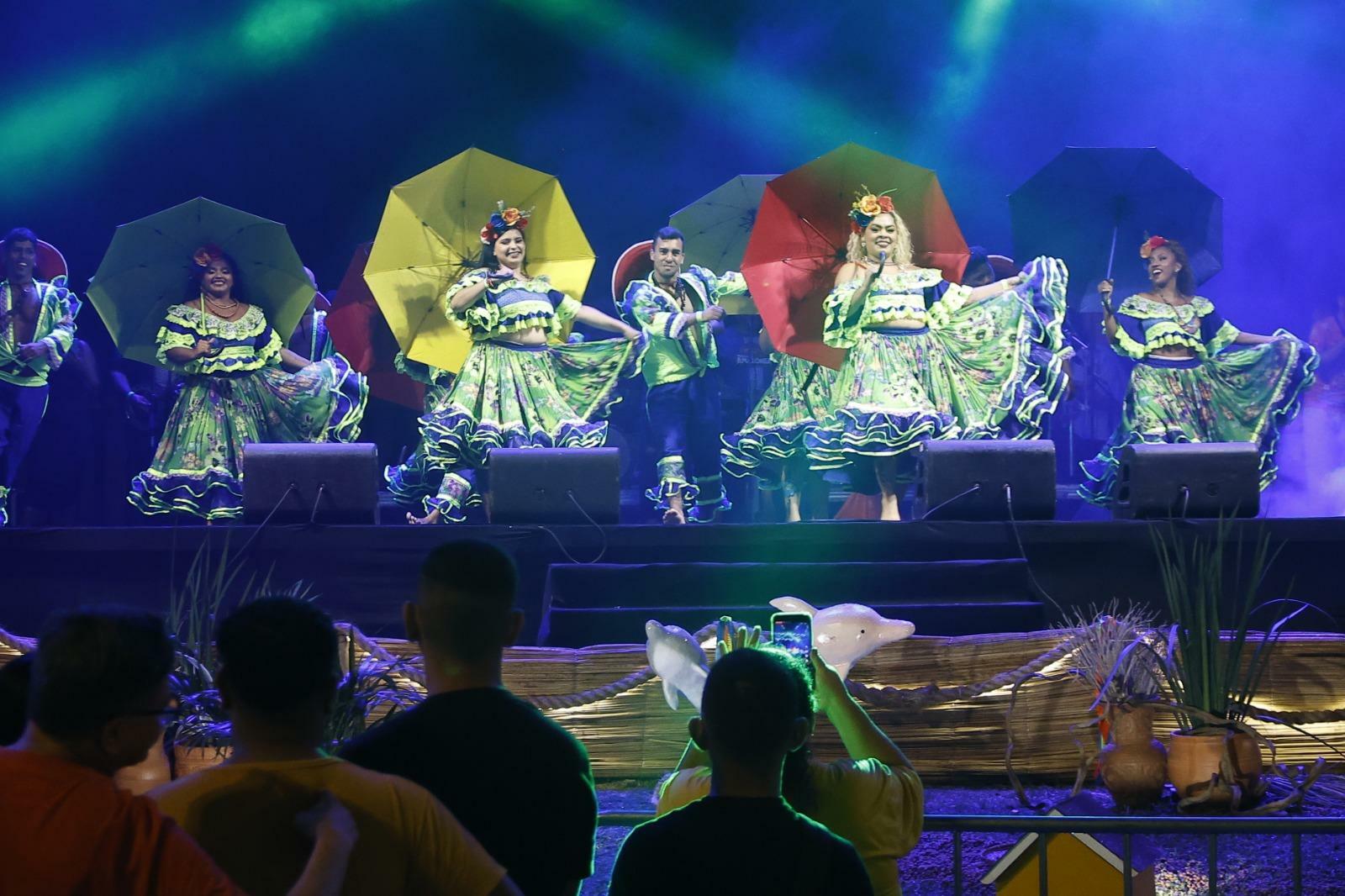 Círio Iluminado anima público na Praça Waldemar Henrique, em Belém.